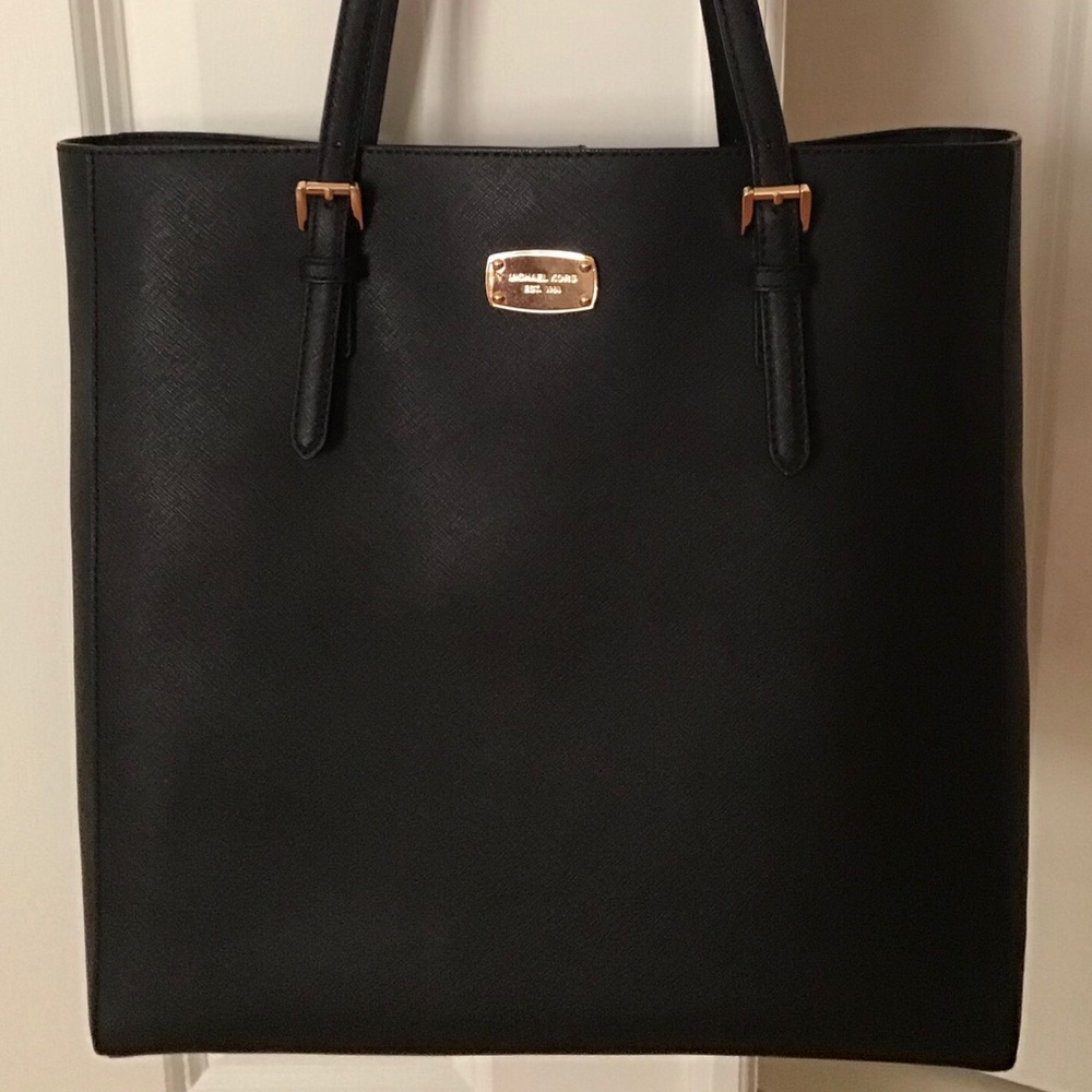 Chic Michael Kors saffiano leather tote bag.